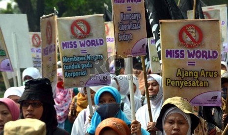   Aksi unjuk rasa massa Hizbut Tahrir Indonesia (HTI) menolak kontes kecantikan Miss World di Jakarta, Kamis (5/9).   (Republika/Agung Supriyanto)