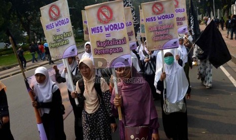   Aksi unjuk rasa massa Hizbut Tahrir Indonesia (HTI) menolak kontes kecantikan Miss World di Jakarta, Kamis (5/9).   (Republika/Agung Supriyanto)