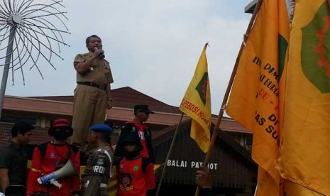 Aksi unjuk rasa memperingati Hari Buruh di kantor Walikota Bekasi, Jawa Barat, Rabu (1/5).