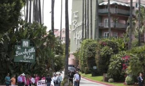 Aksi unjuk rasa memprotes keputusan Sultan Brunei menerapkan hukum Islam berlangsung di salah satu hotel milik Sultan di Beverly Hills.