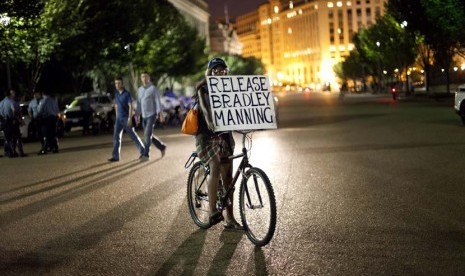 Aksi unjuk rasa warga AS mendukung Bradley Manning di depan Gedung Putih, Washington, Selasa (30/7) malam waktu setempat.  (AP/Pablo Martinez Monsivais)