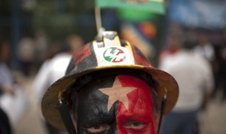   Aksi unjuk rasa mengecam pengalihan paksa rute pesawat Presiden Bolivia di luar Kedubes AS di Mexico City, Kamis (4/7) waktu setempat.    (AP/Ivan Pierre Aguirre)