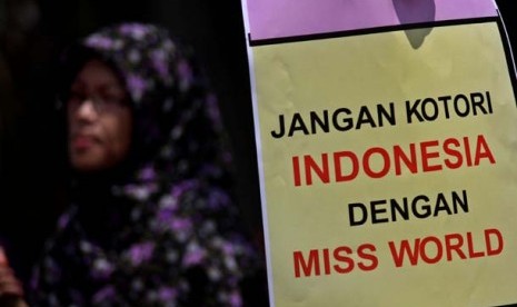   Aksi unjuk rasa menolak kontes Miss World 2013 di Perempatan Kantor Pos Besar, Yogyakarta, Sabtu (7/9).