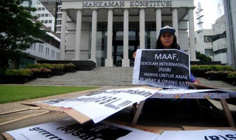 Aksi unjuk rasa menolak  Rintisan Sekolah Bertaraf Internasional (RSBI)di depan Gedung Mahkamah Konstitusi (MK), Jakarta.