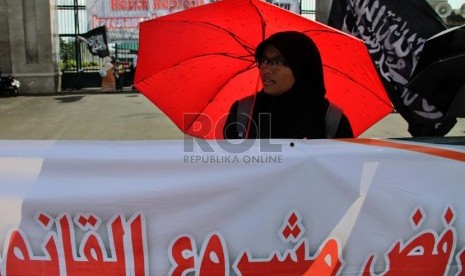  Aksi unjuk rasa menolak RUU Ormas di depan komplek Parlemen, Jakarta, Jumat (5/4).  (Republika/Yasin Habibi)