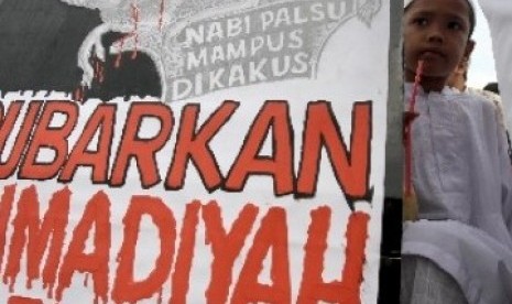 Aksi unjuk rasa menuntut pembubaran Ahmadiyah.