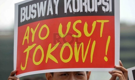   Aksi unjuk rasa menuntut pengusutan keterlibatan Jokowi dalam korupsi pengadaan bus TransJakarta di kawasan Bundaran HI, Jakarta, Selasa (1/4).