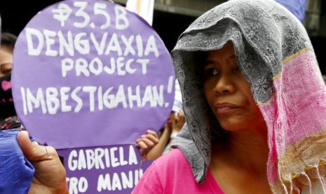 Aksi unjuk rasa menuntut penjelasan isu vaksin anti-DBD Dengvaxia terhadap 700 ribu anak Filipina di depan Departemen Kesehatan Filipina, Manila, Selasa (5/12). 