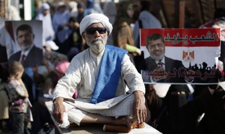 Aksi unjuk rasa para pendukung Presiden Muhammad Mursi di Nasser City, Kairo, Mesir, Kamis (4/7).    (AP/Hassan Ammar)