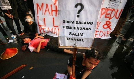   Aksi unjuk rasa terkait kasus pembunuhan petani Lumajang Salim Kancil di Bundaran Sekartaji, Kota Kediri, Jawa Timur.