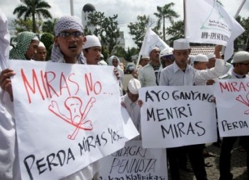  Aksi unjuk rasa yang dilakukan massa pendukung Perda Miras.