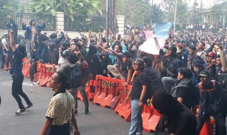 Aksi unjukrasa mahasiswa di gedung DPRD Jabar berakhir rusuh, Selasa (24/9).