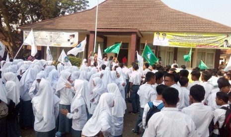 Aksi unjukrasa ratusan pelajar yang tergabung dalam PII di kantor Kecamatan Cicalengka, Kabupaten Bandung, Selasa (17/4).