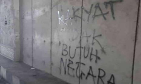 Aksi vandalisme yang diduga dilakukan kelompok Anarko di Underpass Karanglo, Singosari, Kabupaten Malang. 