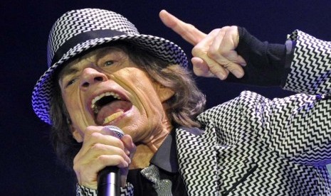   Aksi vokalis Mick Jagger saat tampil dalam konser Rolling Stones di London,Ahad (25/11).  (Reuters/Toby Melville)  