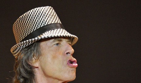   Aksi vokalis Mick Jagger saat tampil dalam konser Rolling Stones di London,Ahad (25/11).  (Reuters/Toby Melville)  