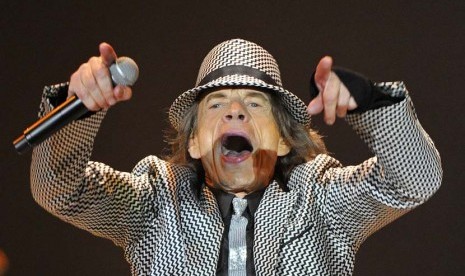   Aksi vokalis Mick Jagger saat tampil dalam konser Rolling Stones di London,Ahad (25/11).  (Reuters/Toby Melville)  