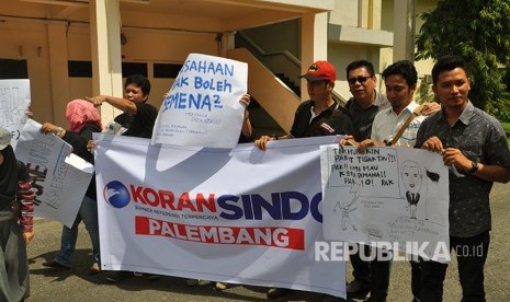 Aksi wartawan dan karyawan eks Koran Sindo Palembang di halaman parkir gedung DPRD Sumatra Selatan, Rabu (5/7), setelah sebelumnya gagal melaksanakan perundingan bipartit dengan perwakilan PT Media Nusantara Informasi (MNI) yang tidak hadir. 