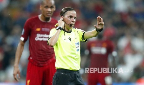 Aksi wasit Stephanie Frappart menjadi pada laga Piala Super UEFA di Stadion Vodafone Arena, Istanbul, Turki, Kamis (15/8) dini hari.