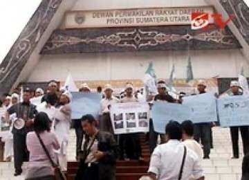 Aksi massa menolak pembongkaran Masjid Al Ikhlas