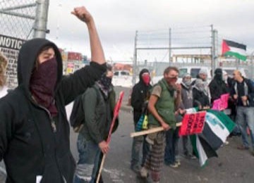 Aksi para aktivis pro-Palestina di Pelabuhan Oakland, California. 