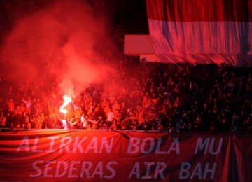 Aksi pendukung Indonesia memerahkan Gelora Bung Karno