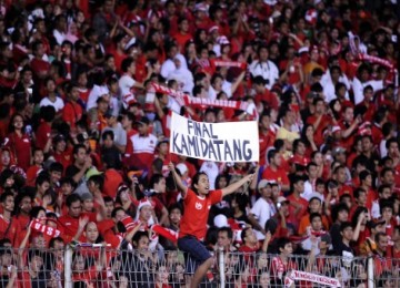 Aksi suporter Indonesia menyemangati timnas