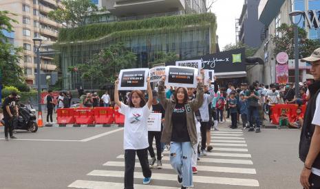 Aksi protes warga soal pendaftaran Citayam Fashion Week sebagai HAKI oleh Baim Wong, Senin (25/7/2022). 