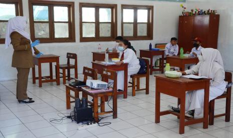 Aktivitas belajar mengajar saat simulasi pembelajaran tatap muka (PTM) secara terbatas pada masa pandemi Covid-19 di SDN 065 Cihampelas, Kota Bandung.