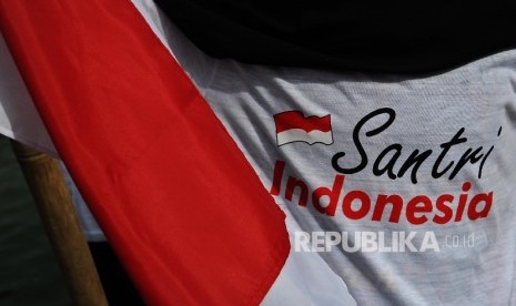 Aktifis Santri Indonesia melakukan aksi membawa bendera merah putih di Bundaran HI, Jakarta, Ahad (2\10). Kegiatan tersebut menyambut hari Santri Nasional yang jatuh pada 22 oktober.