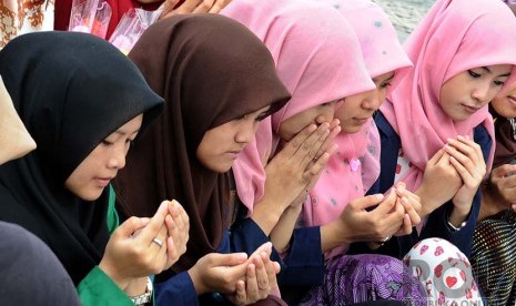 Aktifis tergabung dalam Pergerakan Mahasiswa Islam Indonesia (PMII) melakukan doa bersama saat aksi simpatik di Bundaran HI, Jakarta, Selasa (22/12).