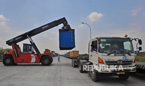 Aktivitas bongkar muat kontainer di Cikarang Dry Port, Kota Jababeka, Cikarang, Jawa Barat, Kamis (14/9). Menteri Keuangan Sri Mulyani menggelar dialog dengan para pelaku usaha pengguna jasa Kementerian Keuangan (Kemenkeu) dari wilayah Cikarang, Bekasi, dan Purwakarta.