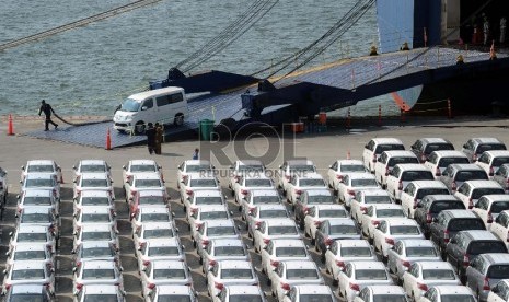 Aktifitas bongkar muat mobil di Terminal Mobil Pelabuhan, tanjung priok, Jakarta, Selasa (28/7). 