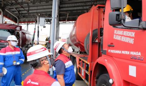 Aktifitas jajaran armada distribusi BBM di fasilitas BBM Pertamina Jawa Bagian Tengah, di Rewulu, Daerah Istimewa Yogyakarta (DIY), pekan kemarin. Antisipasi dampak erupsi Merapi, Pertamina Jawa Bagian Tengah menyiagakan semua fasilitas BBM dan LPG yang ada di wilayah kerjanya.