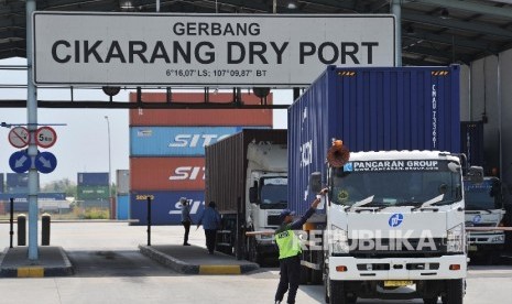 Aktivitas keluar masuk kontainer di Cikarang Dry Port, Kota Jababeka, Cikarang, Jawa Barat, Kamis (14/9). Pelaku usaha kawasan industri meminta pemerintah untuk bisa menjaga stabilitas ekonomi domestik menjelang tahun politik 2024.