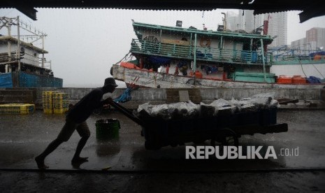 Aktivitas nelayan di Pelabuhan Muara Angke, Jakarta Utara, Senin (29/8).  (Republika/Raisan Al Farisi)