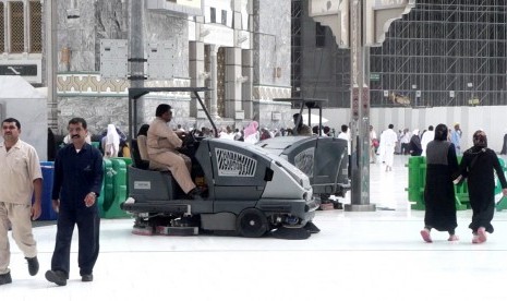 Aktifitas para petugas di Masjidil Haram, Makkah