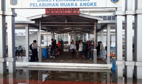 Aktifitas penumpang kapal di Pelabuhan Kali Adem, Muara Angke, Jakarta Utara, Rabu (7/8)