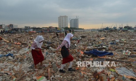  Aktifitas warga di bekas bongkaran pemukiman warga kawasan Pasar Ikan, Penjaringan, Jakarta Utara, Kamis (14/4).  (Republika/Raisan Al Farisi)