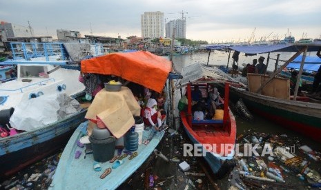  Aktifitas warga di bekas bongkaran pemukiman warga kawasan Pasar Ikan, Penjaringan, Jakarta Utara, Kamis (14/4).  (Republika/Raisan Al Farisi)