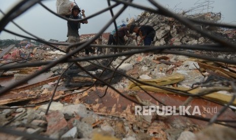 Aktifitas warga di bekas bongkaran pemukiman warga kawasan Pasar Ikan, Penjaringan, Jakarta Utara, Kamis (14/4).  (Republika/Raisan Al Farisi)