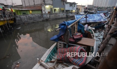  Aktifitas warga korban penggusuran Pasar Ikan bertahan di atas perahu, Jakarta, Rabu (13/4). (Republika/Raisan Al Farisi)