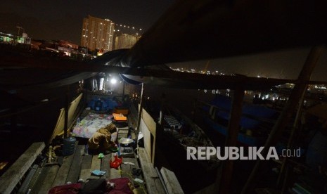  Aktifitas warga korban penggusuran Pasar Ikan bertahan di atas perahu, Jakarta, Rabu (13/4). (Republika/Raisan Al Farisi)