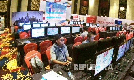 Aktifitas wartawan peliput PON XIX/2016 Jabar di Media Centre Utama (MCU), Trans Hotel Bandung, Senin (19/9). Selain fasilitas lengkap, wartawan juga bisa mengikuti kegiatan menarik yaitu 'Journalistic Competition' dari Bank Bjb yang diundi setiap hari.