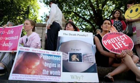   Aktivis anti-aborsi menunggu di luar Parlemen Irlandia di Leinster House, Dublin, Rabu (10/7).