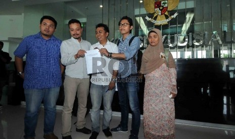 Aktivis antikorupsi yang tergabung dalam Koalisi Masyarakat Sipil mengadukan Hakim Sarpin Rizaldi ke Komisi Yudisial (KY), Selasa (17/2).