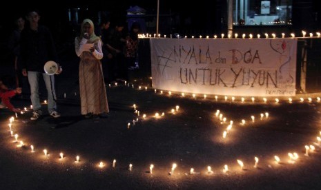 Aktivis berorasi saat menggelar aksi solidaritas nyala dan doa untuk YY di Universitas Bengkulu, Bengkulu, Rabu (4/5). 