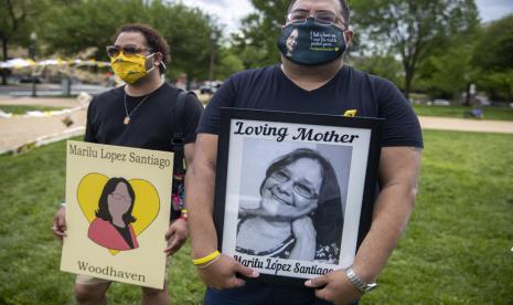 Aktivis berunjuk rasa menuntut akses global terhadap vaksin dengan membawa poster foto korban meninggal Covid-19, di National Mall di Washington DC, Amerika Serikat, 5 Mei 2021. Komisioner NYC Health di AS menyebut penurunan tajam usia harapan hidup dari 2019 sebagian besar disebabkan oleh pandemi Covid-19. 