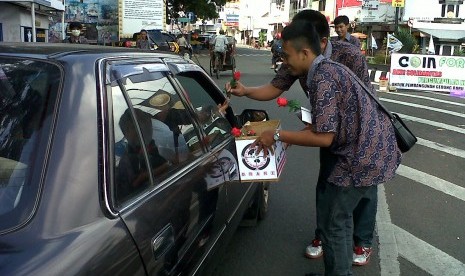 Aktivis BRANI dan Yayasan SETARA menggelar aksi saweran koin untuk KPK di Tugu Adipura, Jalan KH Zainal Mustofa, Kota Tasikmalaya.