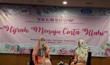 Aktivis dakwah Peggy Melati Sukma  (kiri)  berbagi kisah hijrah Rasul dan pengalamannya berhijrah.